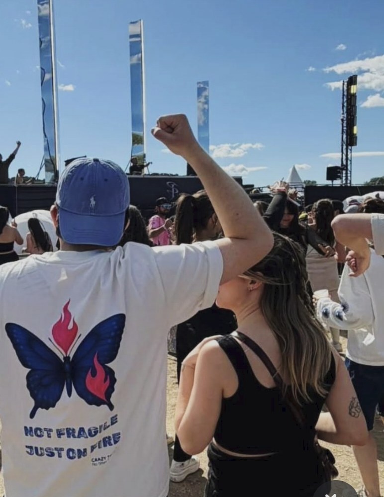 Tee-shirt Crazy Tongue Not Fragile Just On Fire, papillon en flammes, porté en festival